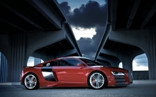 Audi R8 между двух мостов